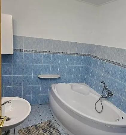 尤斯蒂膳食公寓酒店